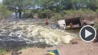 Cayó a un campo inundado: vecinos salvaron su vida de milagro