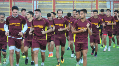 Sarmiento, con un jugador menos, venció a Boca Unidos