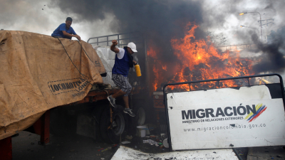 Camiones con ayuda humanitaria que pasaron la frontera con Venezuela fueron quemados
