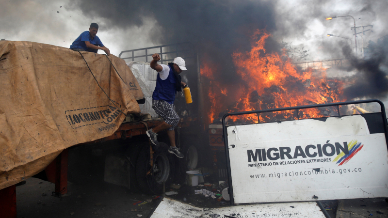 Camiones con ayuda humanitaria que pasaron la frontera con Venezuela fueron quemados