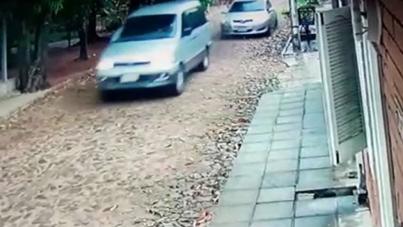 Policías paraguayos imputados por balear un transporte escolar y herir a dos niñas