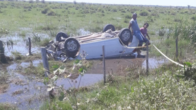 Tumbaron el auto y murieron ahogados