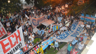 Presión del frente docente incluyó protesta en este diario