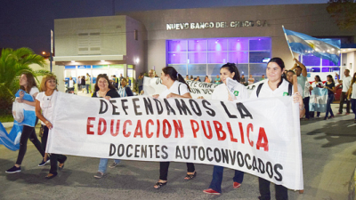 Docentes de Barranqueras marcharon en defensa de la educación pública