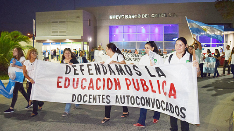 Docentes de Barranqueras marcharon en defensa de la educación pública