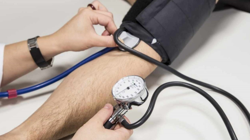Se podrían evitar casi 4 muertes por hora en el país controlando bien la presión arterial