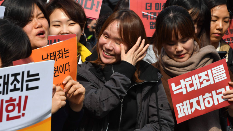 Tribunal Constitucional pide cambiar la ley que prohíbe el aborto en Corea del Sur