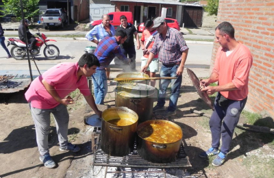 Locro, pastelitos y poca actividad en un cálido y soleado 1° de Mayo