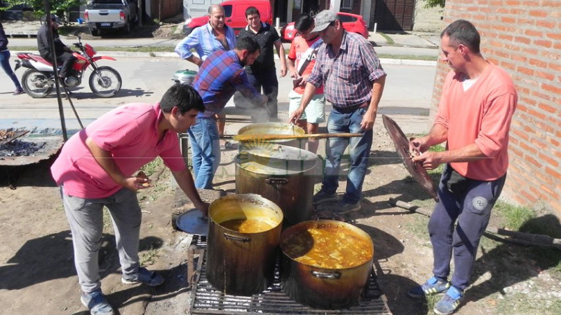 Locro, pastelitos y poca actividad en un cálido y soleado 1° de Mayo