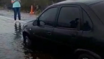 Un auto cayó en un bache en la Ruta 89 entre Capdevila y Pinedo