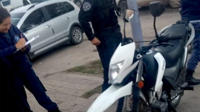 Pareja de motochorros derrapó en plena persecución policial
