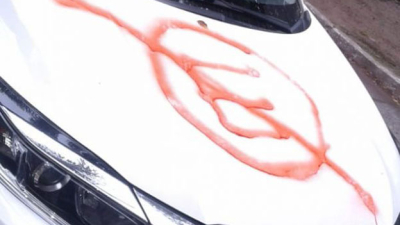 Vecina pintó con aerosol a un auto estacionado frente a su domicilio