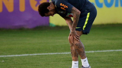 ¡Alarma en Brasil! Neymar salió del entrenamiento con la rodilla dolorida