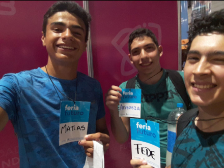 Junto-a-sus-amigos-César-y-.jpg