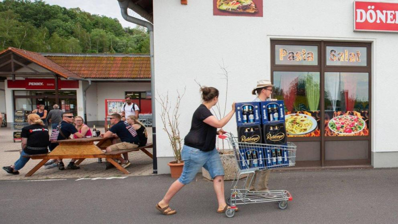 Vecinos compran toda la cerveza del pueblo para evitar que la beban los neonazis