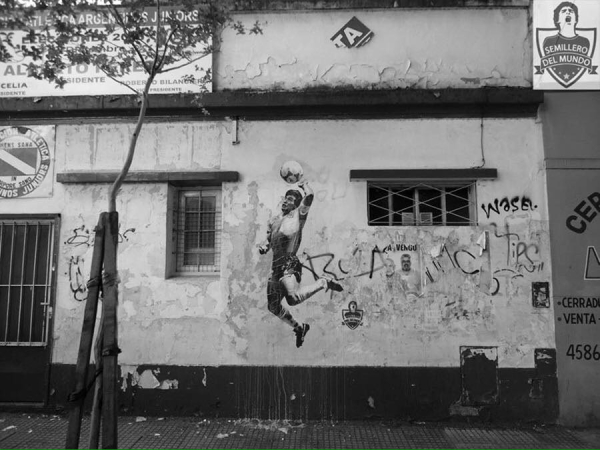 18.- Esténcil de la Mano de D10s en La Paternal, Buenos Aires.