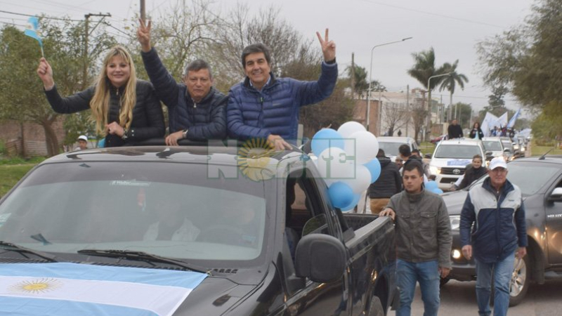 Con una multitudinaria caravana y el último mensaje de Peppo, la lista 501 Celeste y Blanca cerró su campaña