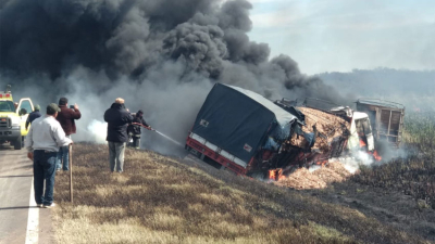 Choque de camiones: uno de los vehículos se incendió en la ruta 16 cerca de Plaza