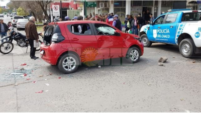 Resistencia violenta: le destrozaron el auto cuando quiso pasar por una protesta social