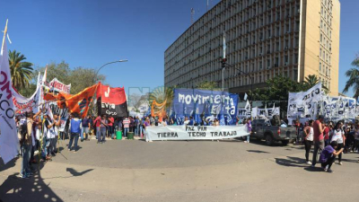 Movimientos realizan jornada nacional de lucha en reclamo de medidas para enfrentar la crisis