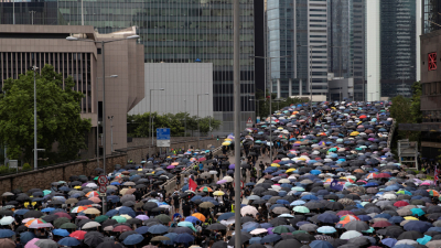 Hong Kong: barricadas en llamas, gases lacrimógenos y cócteles molotov