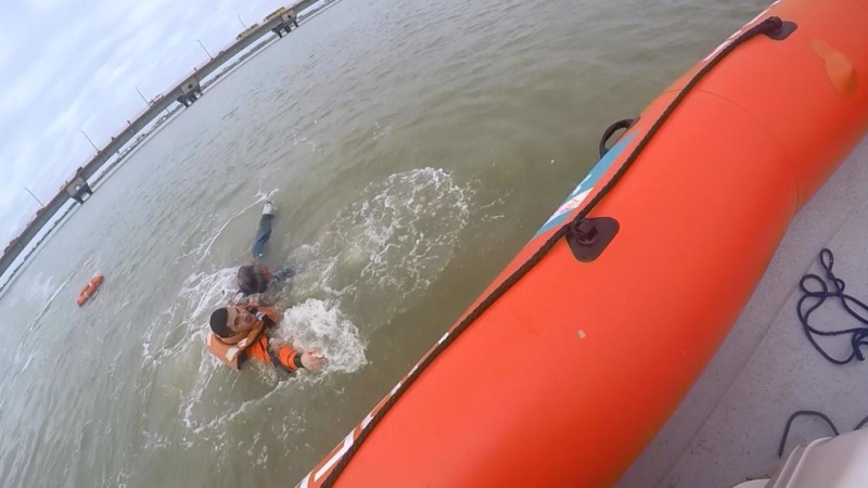 Prefectura salvó la vida de un hombre que cayó a las heladas aguas del Río Grande