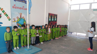 Niños de jardín de infantes cantan el himno en lenguaje de señas