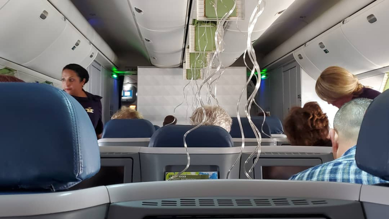 Pánico en el aire: un avión descendió repentinamente 9 mil metros