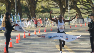 El keniata Evans Chebet se quedó con el maratón de Buenos Aires y Joaquín Arbe fue el mejor argentino