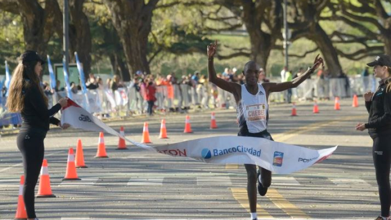 El keniata Evans Chebet se quedó con el maratón de Buenos Aires y Joaquín Arbe fue el mejor argentino