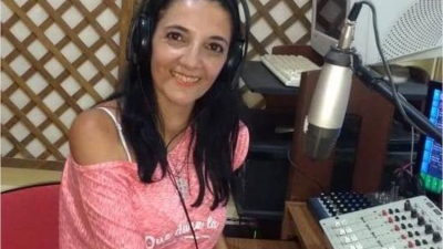 El dueño de una radio agredió a una locutora mientras el programa salía al aire