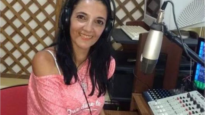 El dueño de una radio agredió a una locutora mientras el programa salía al aire