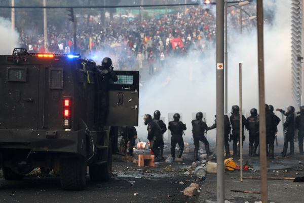 Quito se vio sacudido en el décimo día de enfrentamientos contra los planes de austeridad de Moreno, en tensa jornada en la que se incendió el edificio de la contraloría del Estado y se bloquearon los accesos al aeropuerto.