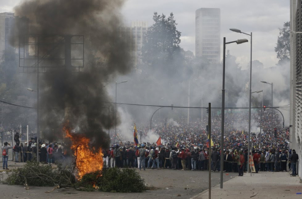 Quito se vio sacudido en el décimo día de enfrentamientos contra los planes de austeridad de Moreno, en tensa jornada en la que se incendió el edificio de la contraloría del Estado y se bloquearon los accesos al aeropuerto.