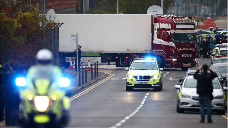 Encuentran 39 cadáveres dentro de un camión contenedor en Londres