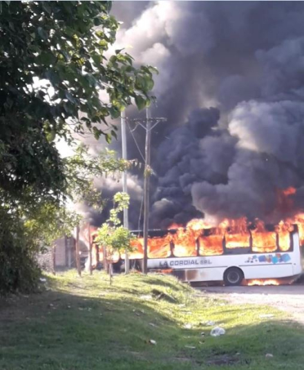 colectivo incendiado 2.JPG
