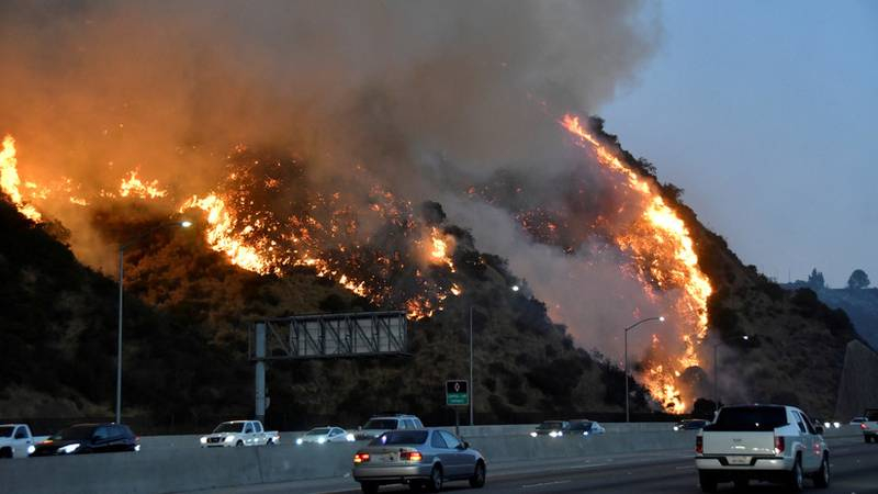 Alerta roja extrema en California por los incendios y vientos huracanados