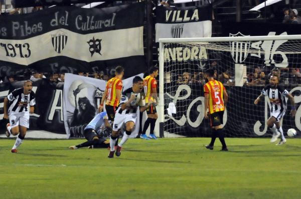 Nicolás Torres celebra el tanto que encaminó la goleada de For Ever ante Sarmiento en el clásico chaqueño.