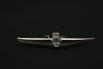 Emblema de Submarinista, perteneciente al Suboficial Segundo Ricardo Gabriel Alfaro Rodríguez.jpg