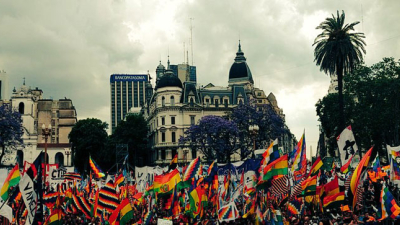 Masiva movilización contra el golpe de Estado en Bolivia en pleno centro porteño