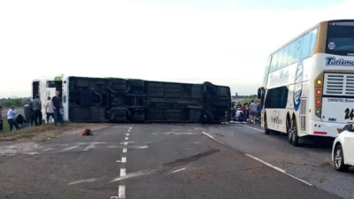 Volcó micro que transportaba estudiantes en la autovía 2: hay dos nenas muertas