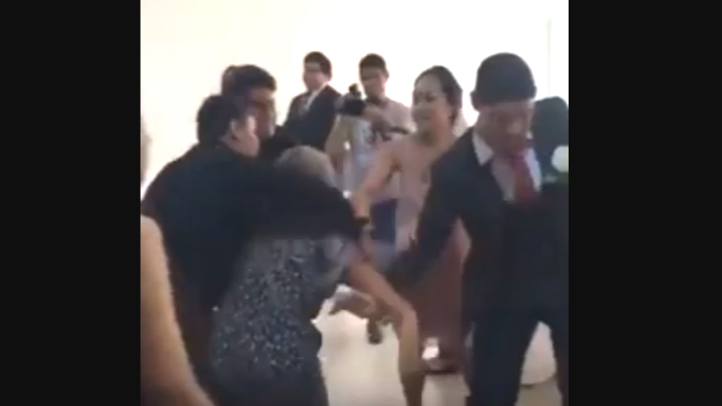 Una mujer interrumpió un casamiento gritando “te amo” y golpeó a la novia