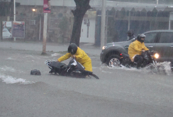 <p> Un hombre lucha para mantener en equilibrio a su motocicleta en medio de la avenidad Castelli, completamente inundada por la lluvia.  Foto: Fabián Maldonado </p>
