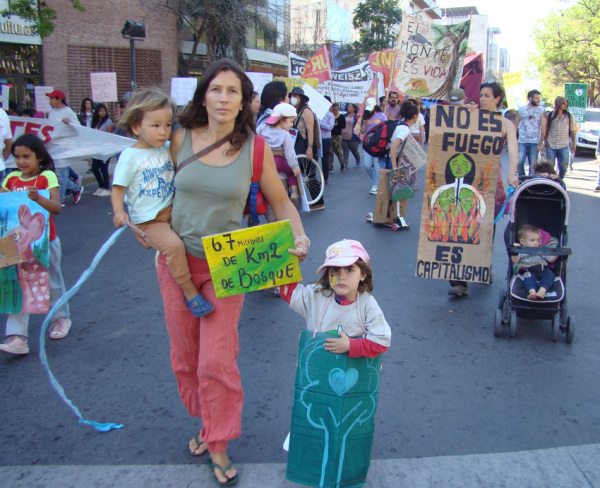 <p>Una madre marche junto a sus hijos contra el desmonte y por el cuidado del medio ambiente. Foto: Fabián Maldonado </p>