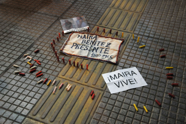 <p> VELAS ESPERAN SER ENCENDIDAS PIDIENDO LA APARICION CON VIDA DE MAIRA BENITEZ EN EL SUPERIOR TRIBUAL DE JUSTICIA.</p>
<p>Foto: Jorge "Punky" Flores </p>