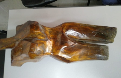 Se llevó una escultura porque pretendía restaurarla ?