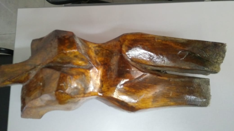 Se llevó una escultura porque pretendía restaurarla ?