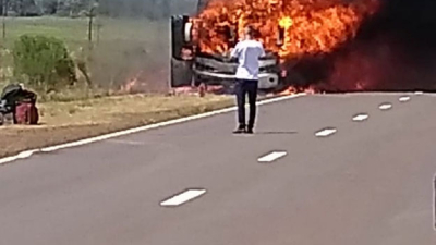 Corrientes: colectivo de larga distancia ardió en plena ruta 14