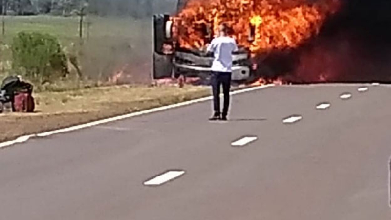 Corrientes: colectivo de larga distancia ardió en plena ruta 14