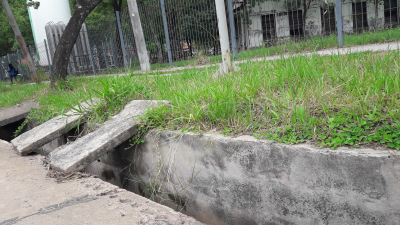 Vecinos denuncian desagües pluviales rotos y algunos faltantes